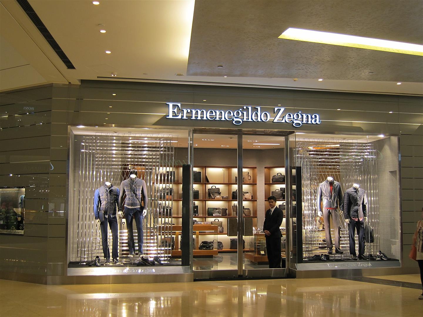 Schott Amiran® -anti-reflective glass for shop windows