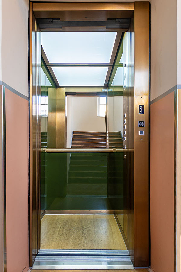 Quality special glasses for elevator constructions