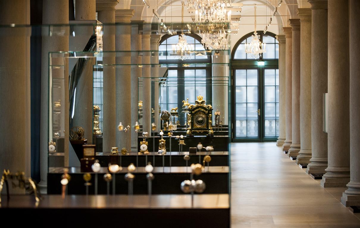 Amiran anti-reflective glass for interior purposes