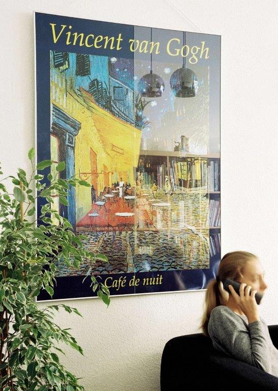 Conturan® - anti-reflective glass for glass displays