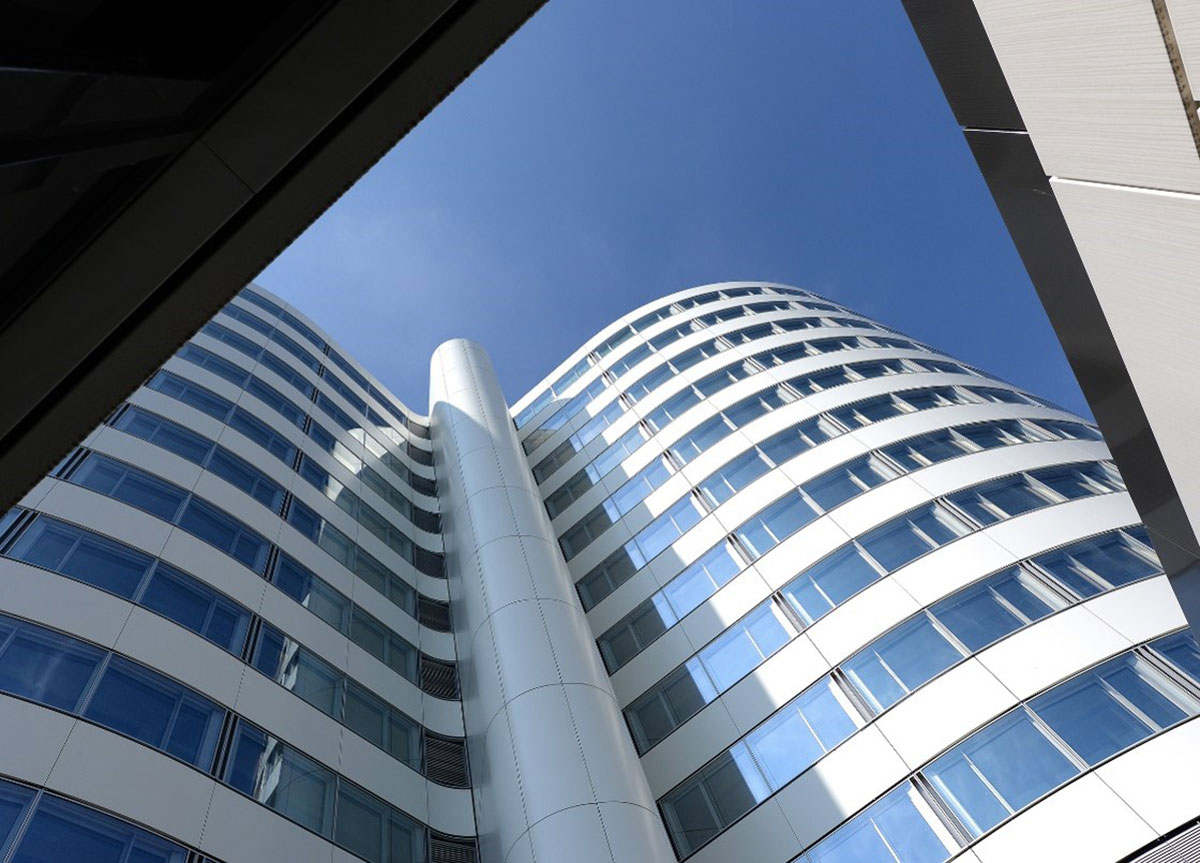 Energy-efficient building envelope in Germany featuring curved laminated panels