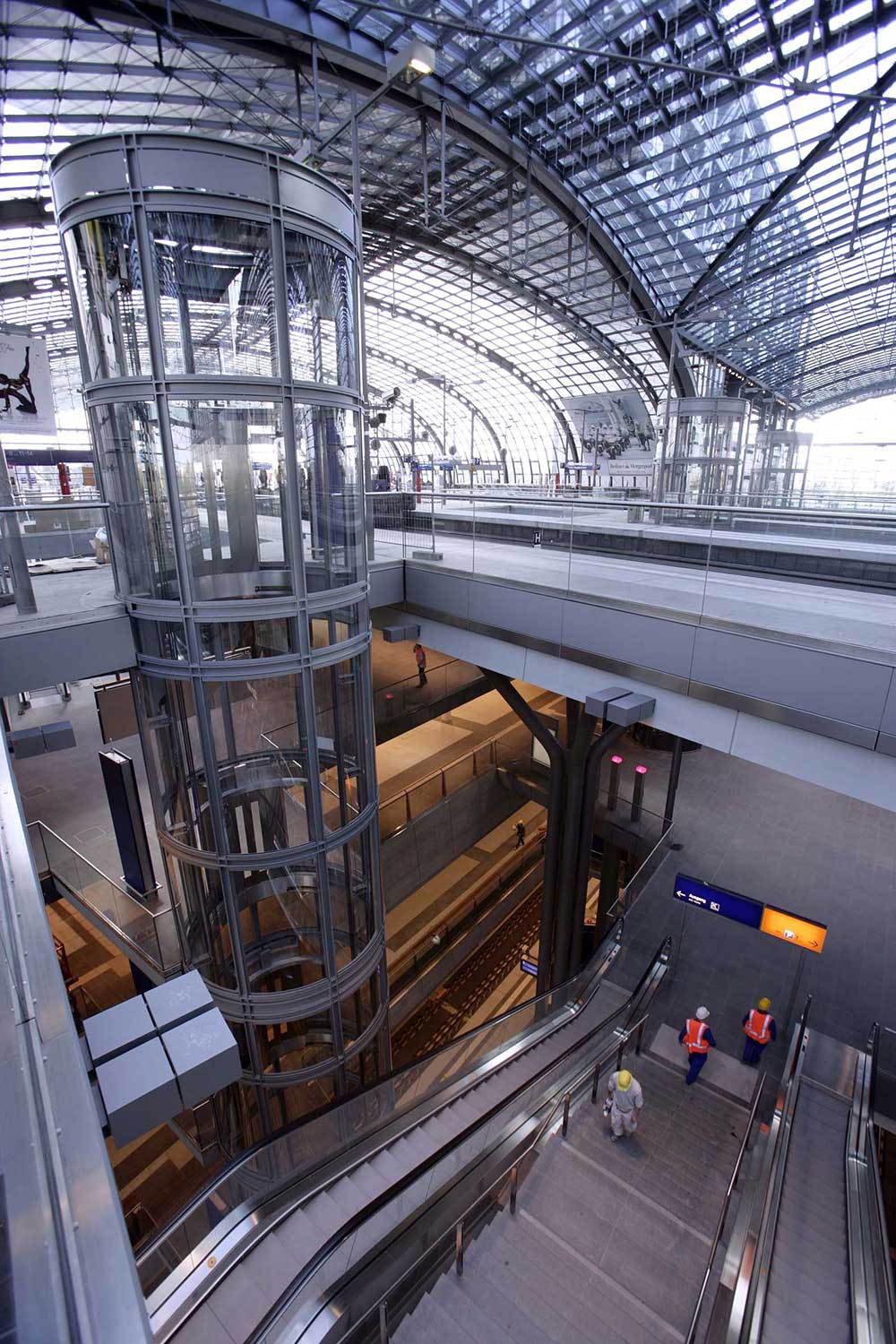 Curved glass for elevator construction - Lehrter Bahnhof, Berlin